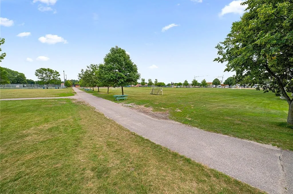 2 bed, 920 sqft, $1,650 — Photo 3
