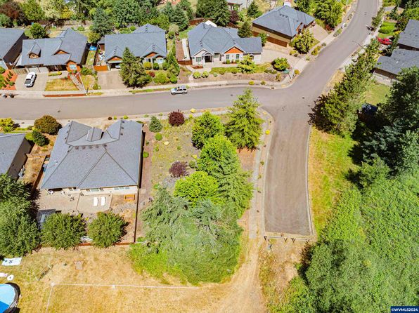 985 Pinetop St, Sweet Home, OR 97386