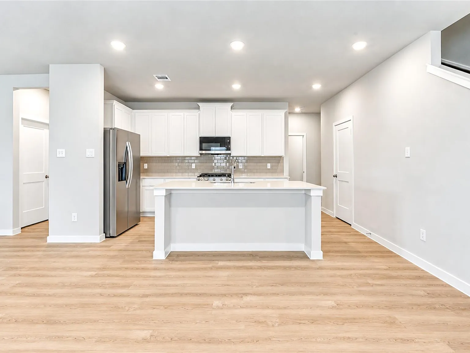 4 bed, 2.5 bath, $2,500 — Photo 3