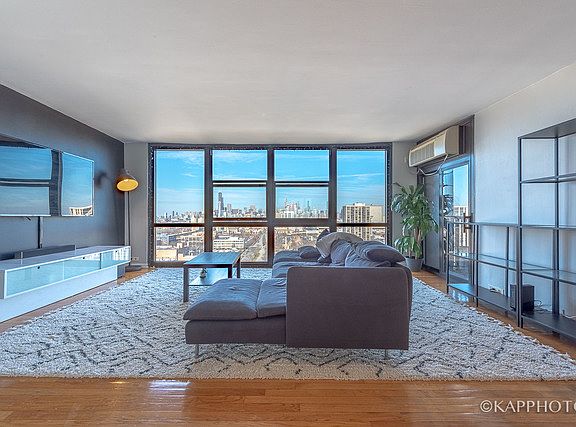3rd image of 2901 S Michigan Ave APT 1807