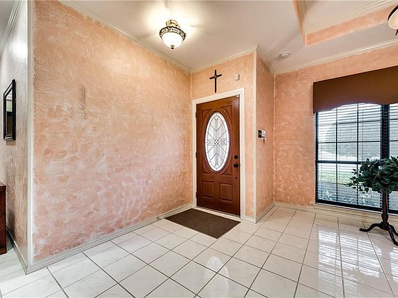 3rd image of 902 Kings Ct