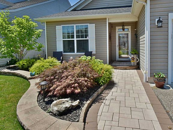 3rd image of 61 Kingston Dr