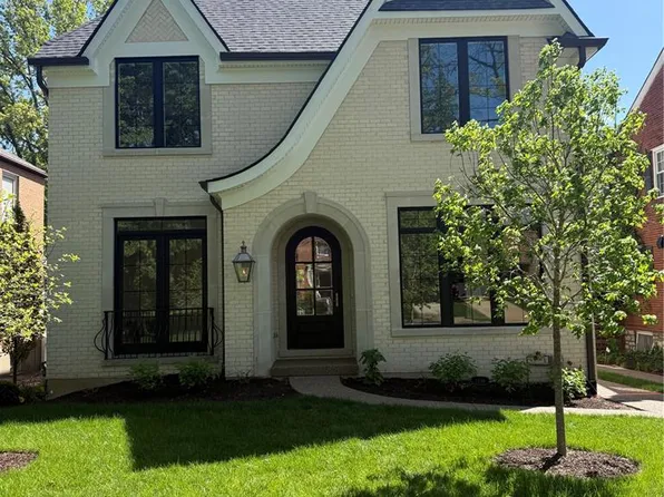 8136 University Dr, Saint Louis, MO 63105