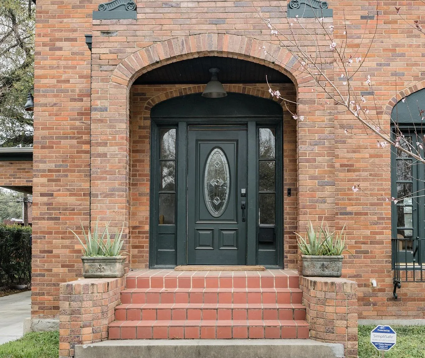 4 bed, 2.5 bath, 2400 sqft, $4,950 — Photo 3