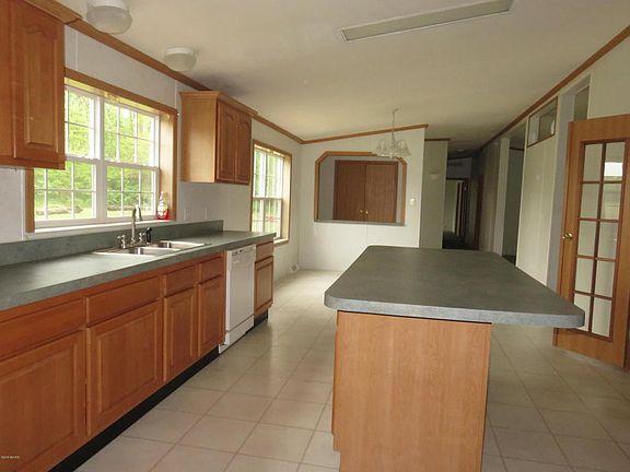5th image of 23295 Morton St