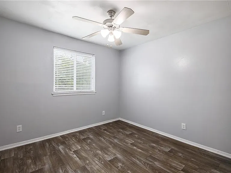 2401 Manor Rd #102 — Photo 16