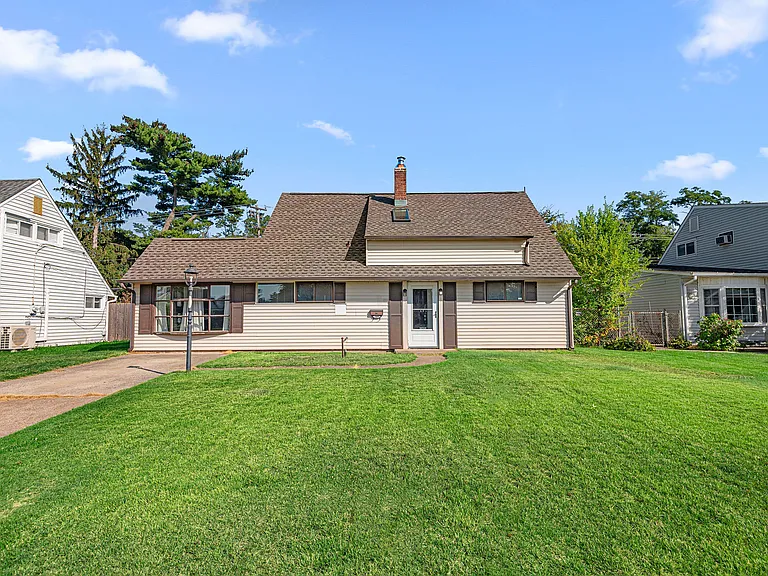 305 N Park Dr — Photo 1