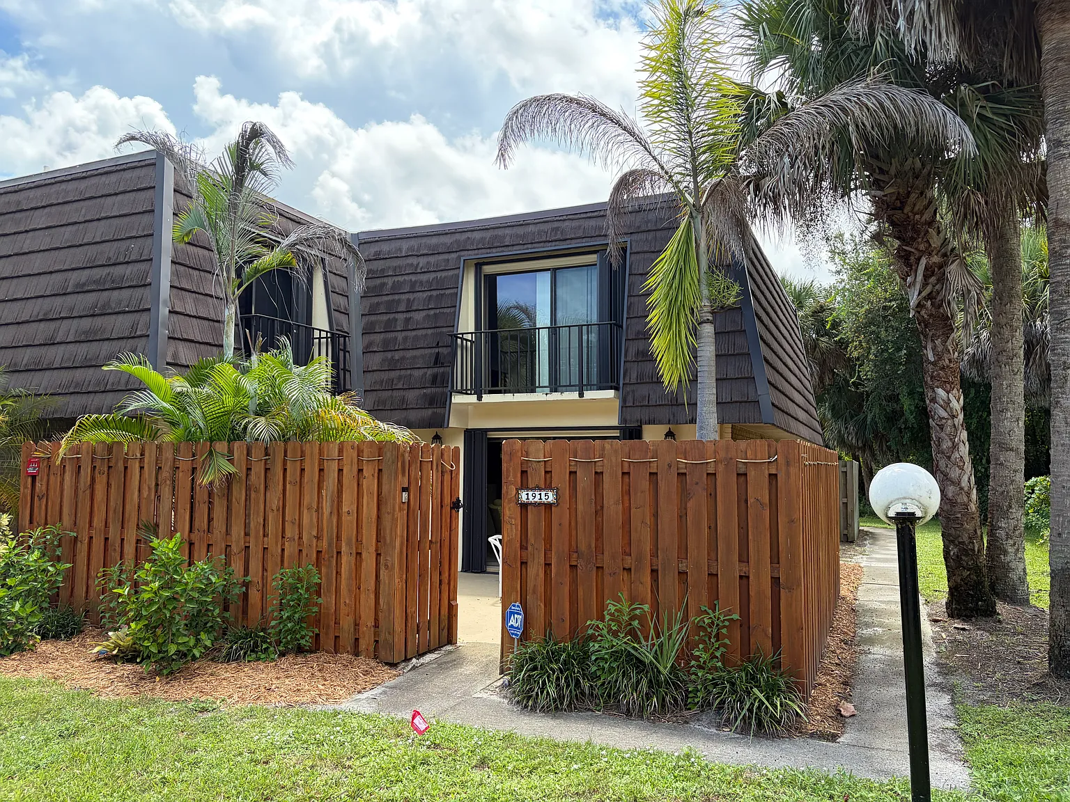 2 bed, 1.5 bath, 1236 sqft, $1,650 — Photo 1