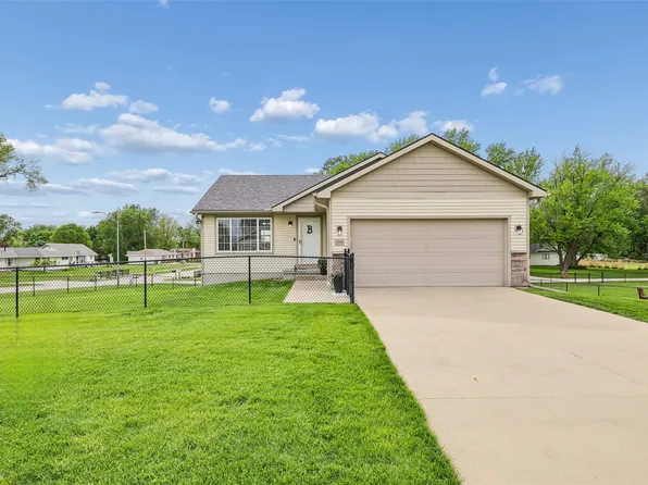 6002 NW 52nd St, Johnston, IA 50131
