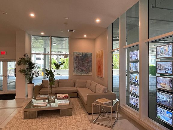 3rd image of 2130 Van Buren St #621