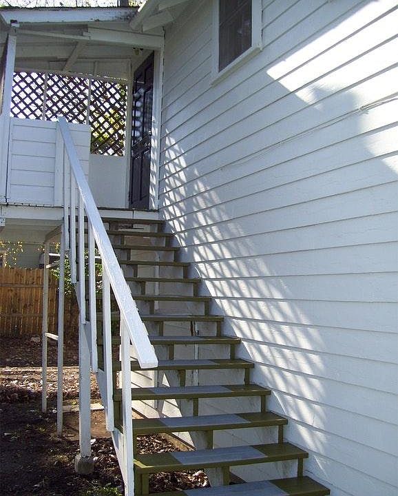 1st image of 221 1/2 E Elmwood St
