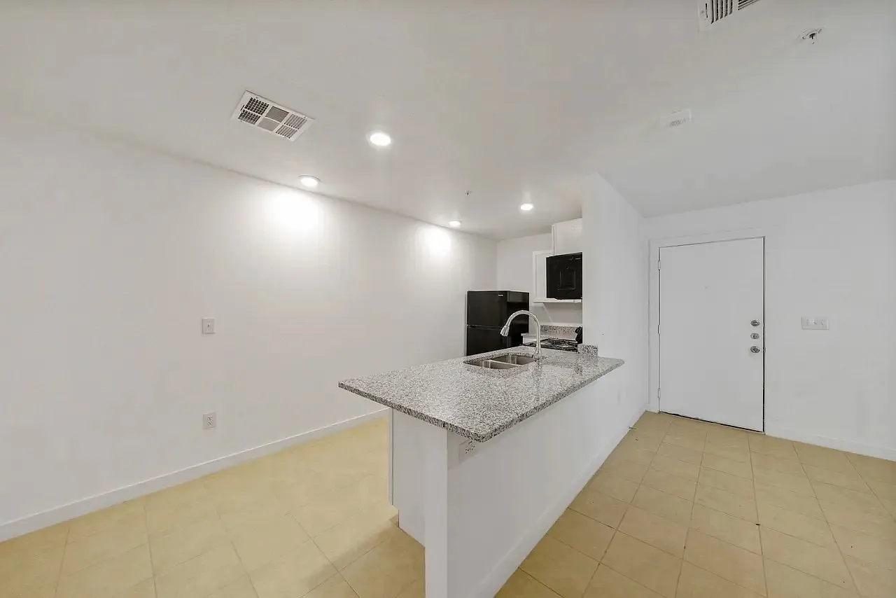 2 bed, 750 sqft, $995 — Photo 4