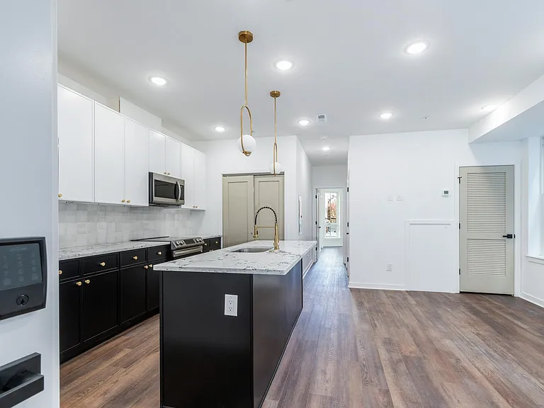 608 S American St #7 — Photo 3