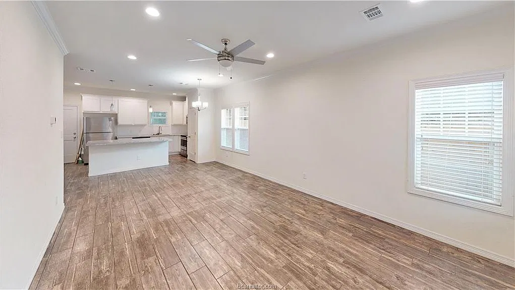 5 bed, 5.5 bath, 2188 sqft, $4,200 — Photo 3