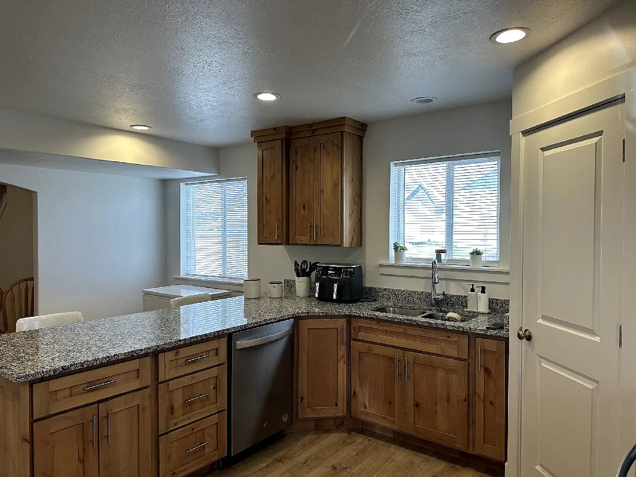 3 bed, 1.5 bath, 1304 sqft, $1,650 — Photo 3