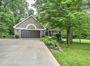 1150 Rolling Pines Dr, Ortonville, MI