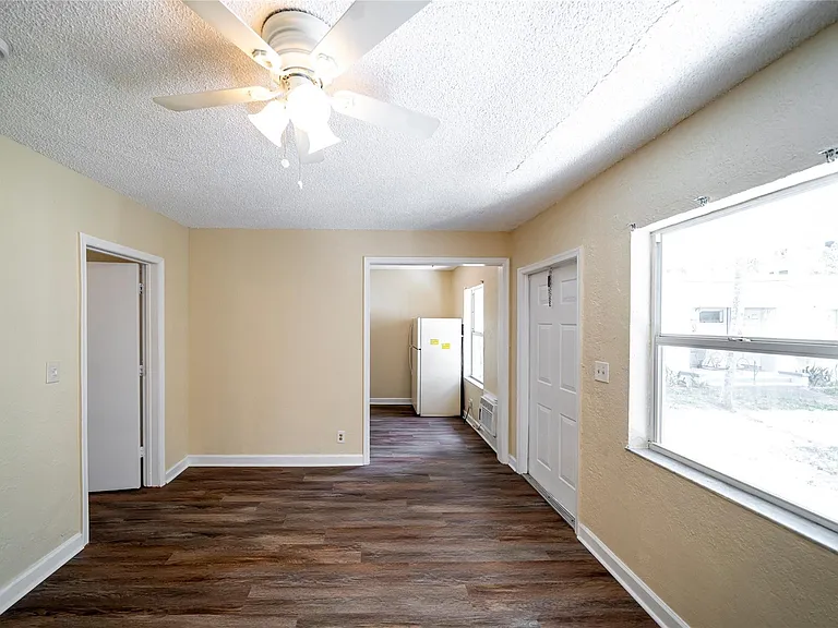 115 NE 4th St #3 — Photo 6