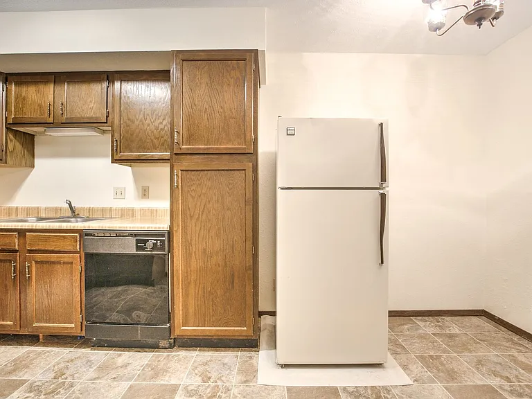 1025 E St — Photo 15