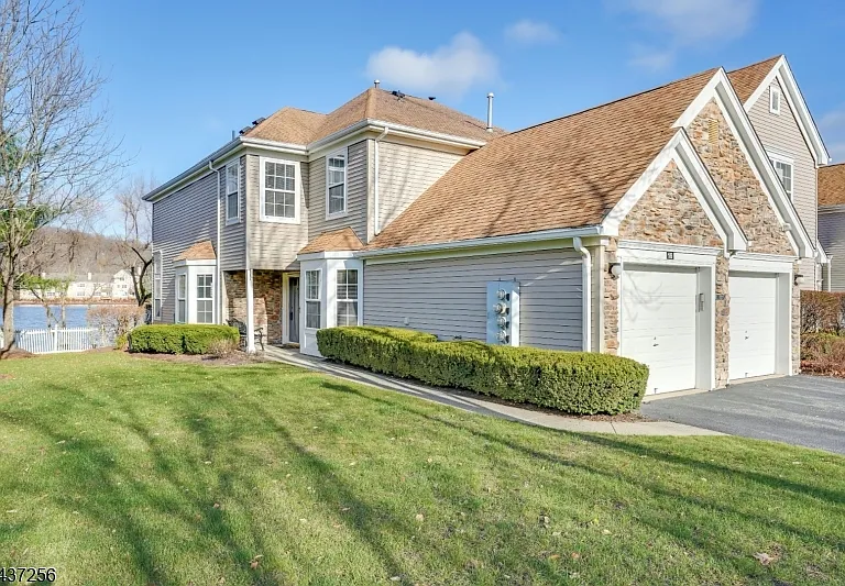 16 Lagoon Way — Photo 1