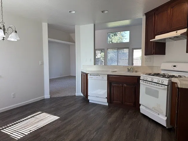 4 bed, 1606 sqft, $2,095 — Photo 4