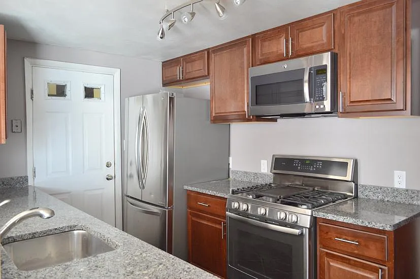 4 bed, 1336 sqft, $2,700 — Photo 4