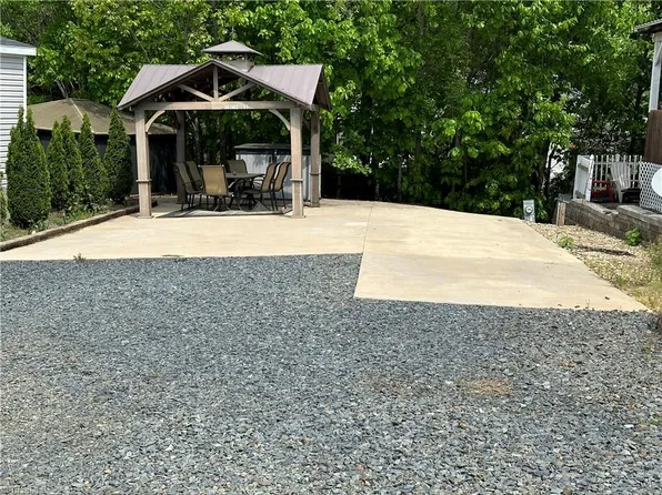 106 Eagle Dr, New London, NC 28127