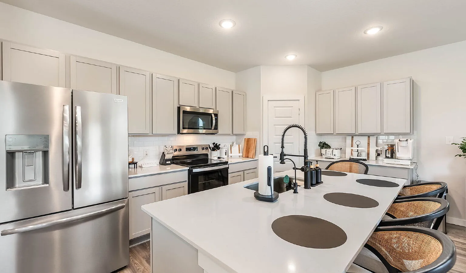 4 bed, 2.5 bath, 1900 sqft, $1,975 — Photo 3