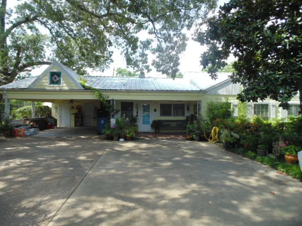 108 W Cayuga Dr, Athens, TX 75751