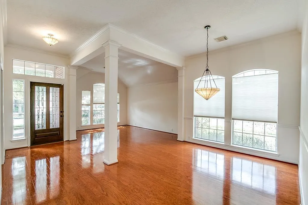 3 bed, 2.0 bath, 2243 sqft, $2,600 — Photo 3