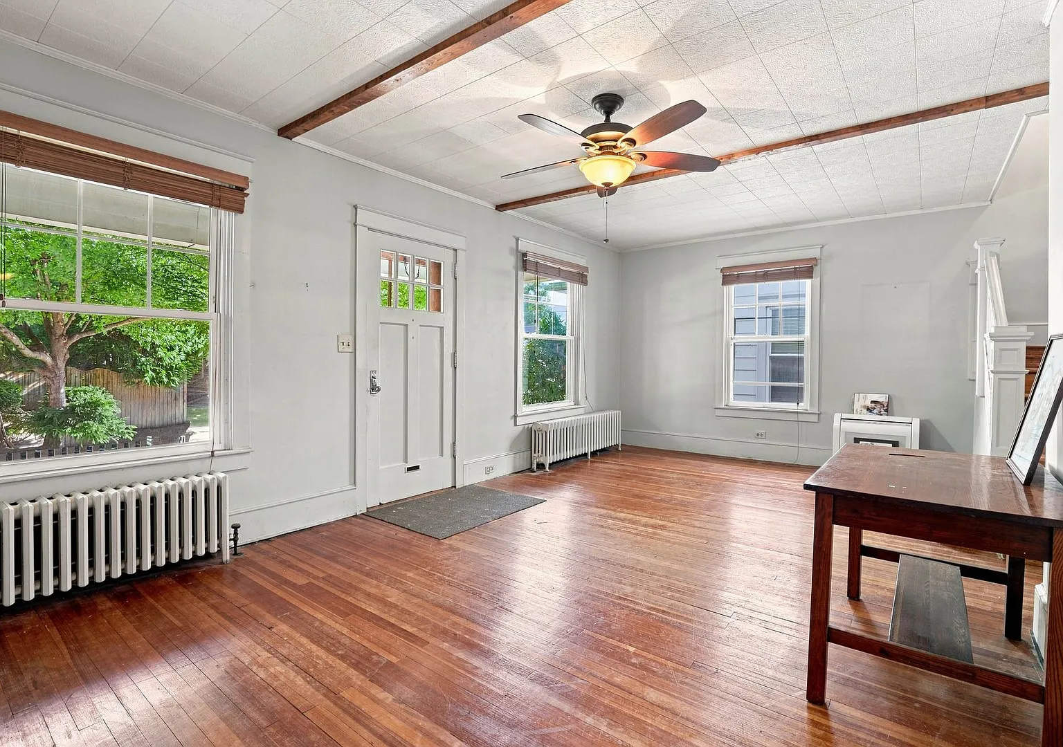 Charming 3 Bedroom Home Available Now! — Photo 3