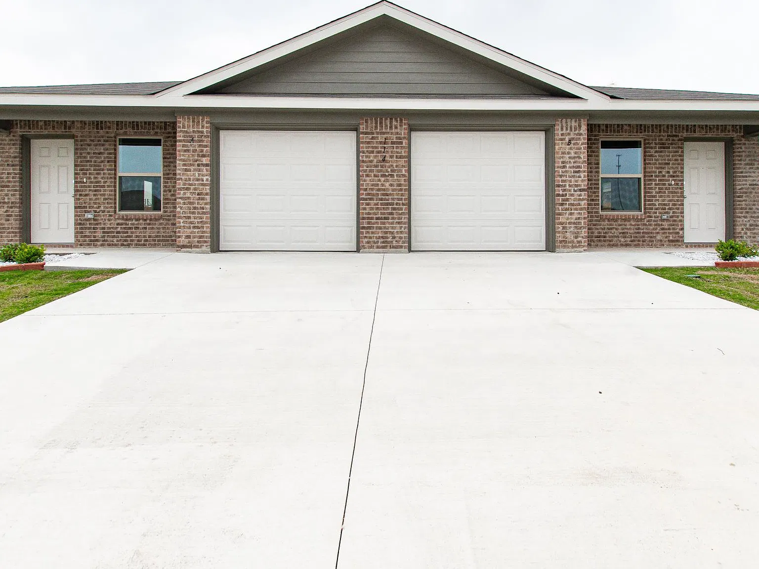 3 bed, 1300 sqft, $1,600 — Photo 1