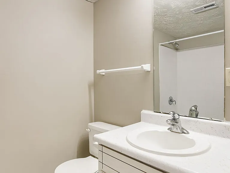 Omaha, NE Stony Brook Apartments | 11A | Bathroom