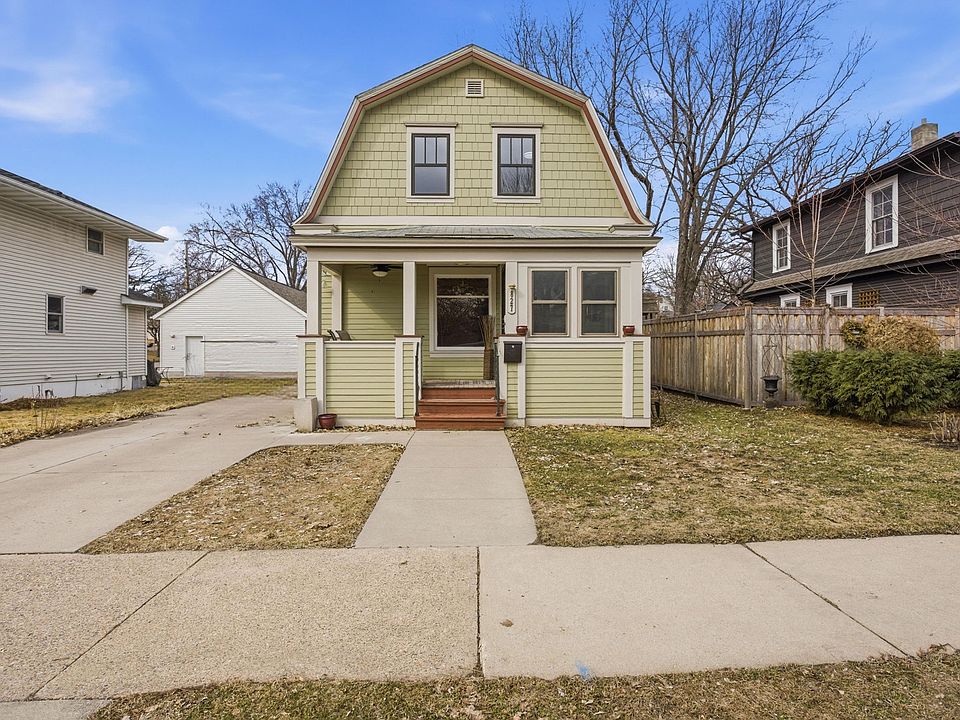 1st image of 827 Fairview Ave N