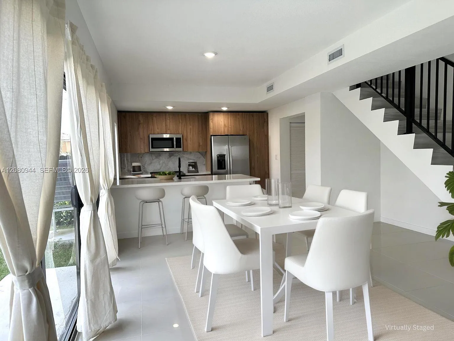 5 bed, 4.5 bath, 1902 sqft, $3,300 — Photo 2