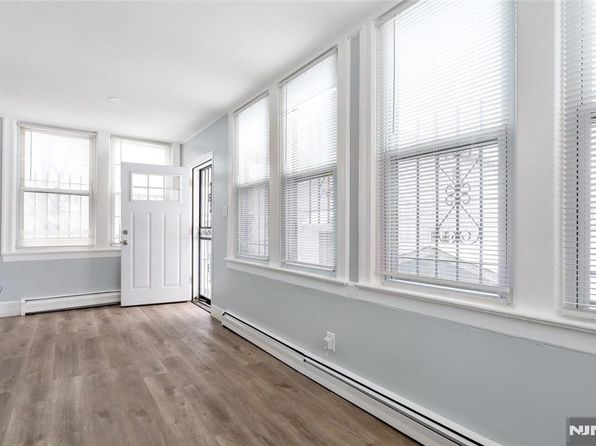 jersey-city-new-jersey-38908474 picture