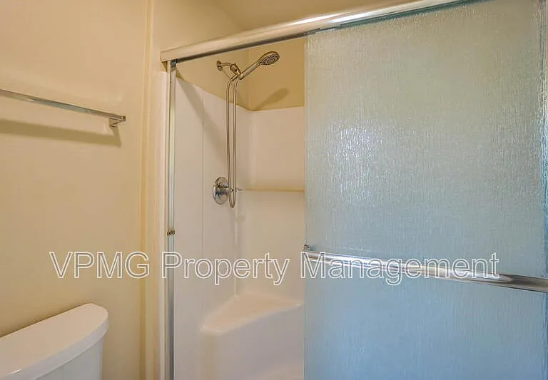 5941 NE 48th St — Photo 17