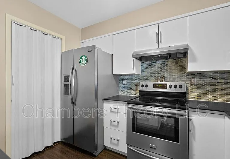 1043 Warwick Ct — Photo 3