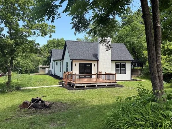 1106 College Hill St, Pleasant Hill, MO 64080