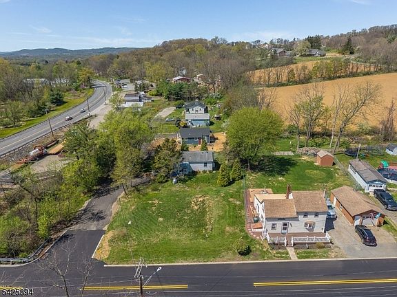 4th image of 2 Maple Ln