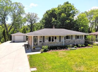 7021 Dorchester Ln, Greendale, WI 53129
