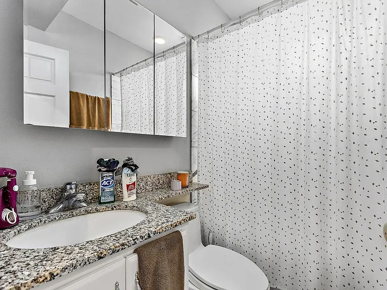 1222 W Fletcher St #1F — Photo 8