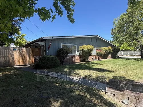 206 NW Savage St Photo 1