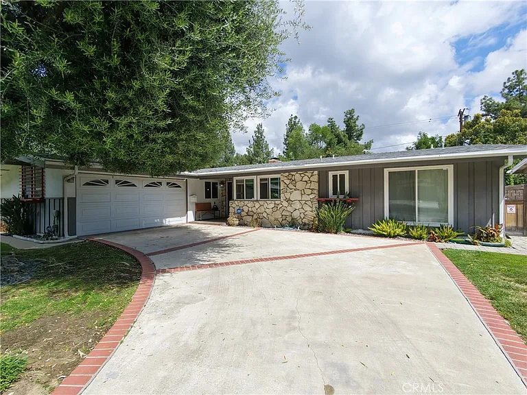 22951 Austin St — Photo 3