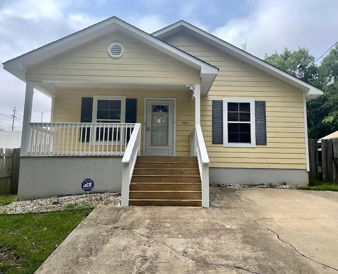 205 Lomond Ave — Photo 1