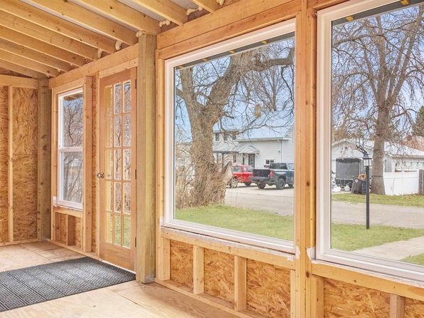 302 3rd Ave W, Velva, ND 58790
