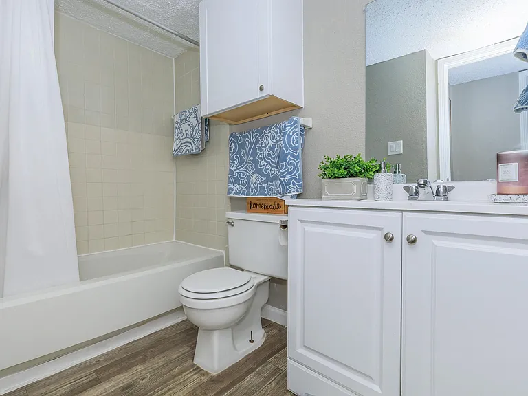 Huntington Hollow Apartments — Photo 24