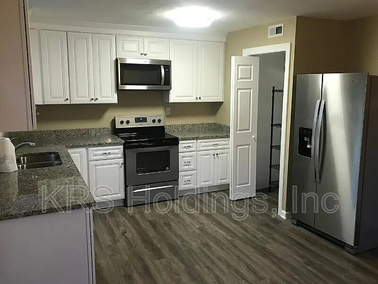3320 Lyons Ave #B — Photo 6