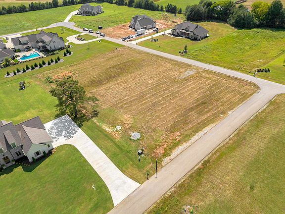 5th image of 541 Graham Cir