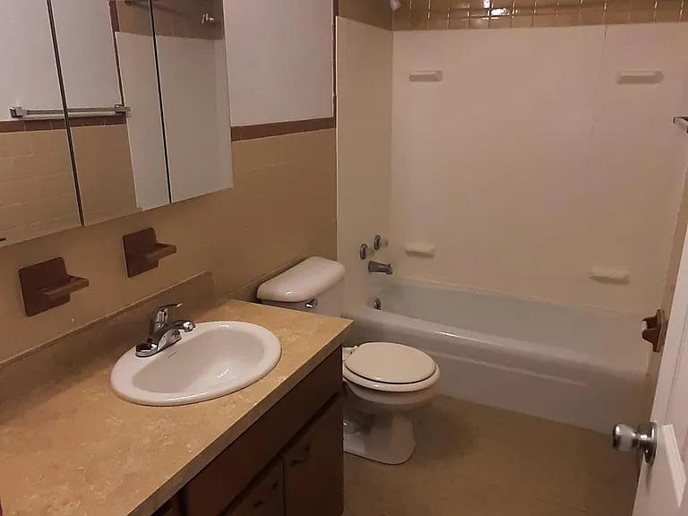 140 Lynwood Mnr #10 — Photo 6