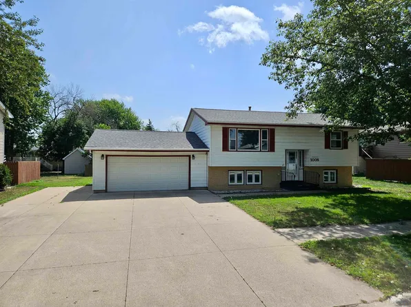 1005 Oak Ln, Storm Lake, IA 50588